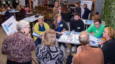 Aanwezigen die samen de resultaten voor de wijk Schelfhorst bespreken