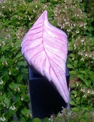 Beeld van Keramiek in vorm van een blad