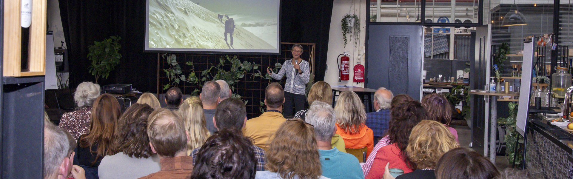 Katja Staartjes houdt een lezing tijdens de meedenkmiddag Leefbare Wijken en Dorpen