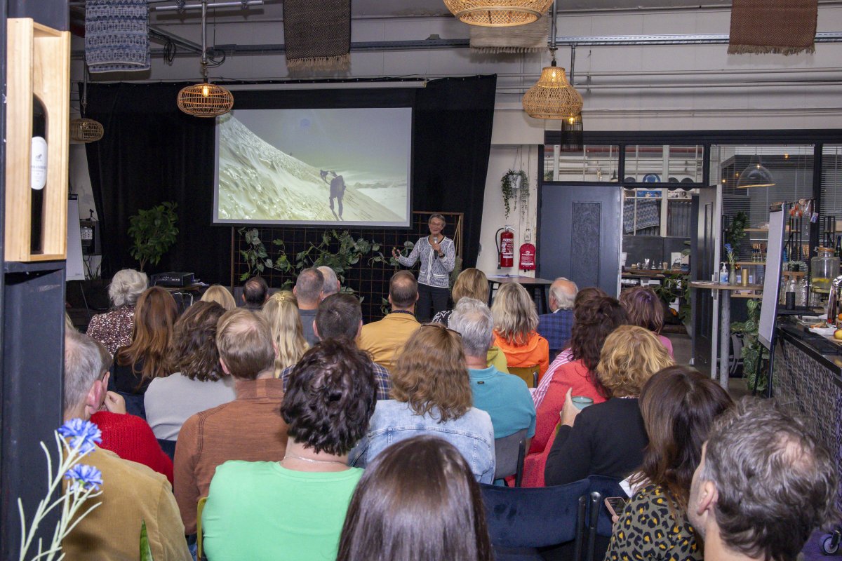 Bergbeklimster Katja Staartjes houdt een lezing tijdens de meedenkmiddag