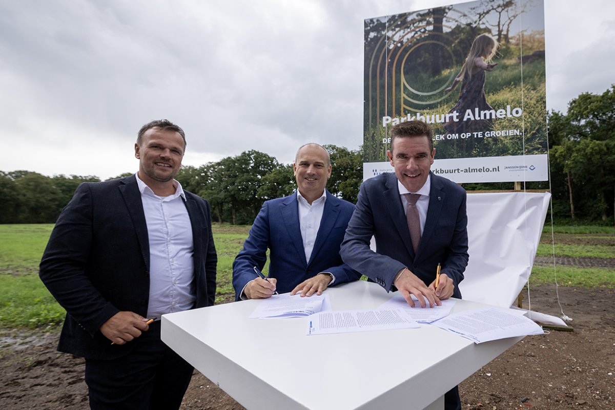 Wethouder Van Mierlo bij de ondertekening van de overeenkomst
