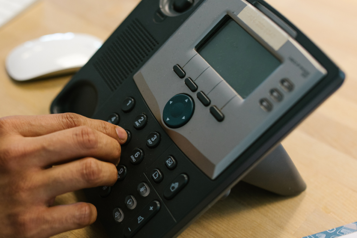 Een telefoon die wordt bediend