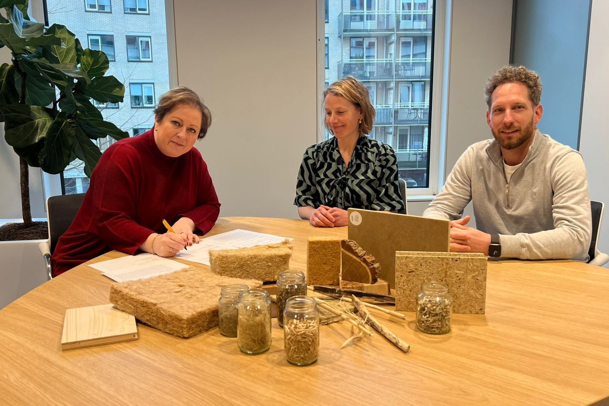 Wethouder Margreet ondertekent contract Biobased bouwen
